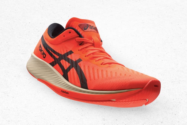 ASICS dévoile ses dernières innovations footwear (avec option plaque de carbone) sur le pack "Sunrise Red"